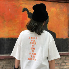 Camiseta negra, blanca y lila con estampado de jeroglíficos de gran tamaño