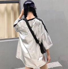 Camiseta extragrande con rayas holográficas y mangas metálicas