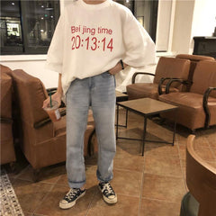 Camiseta de cuello redondo blanca y gris con estampado de tiempo extragrande