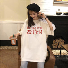 Camiseta de cuello redondo blanca y gris con estampado de tiempo extragrande