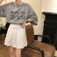 Camiseta de cuello redondo blanca y gris con estampado de tiempo extragrande