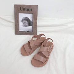Sandalias planas con hebilla de plástico y punta abierta en color rosa pastel