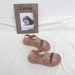 Sandalias planas con hebilla de plástico y punta abierta en color rosa pastel