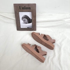 Sandalias planas con hebilla de plástico y punta abierta en color rosa pastel