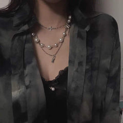 Collar de cadena de plata multicapa con cruz de perlas
