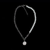 Gargantilla de cadena plateada con colgante de moneda de perla y tendencia juvenil