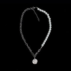 Gargantilla de cadena plateada con colgante de moneda de perla y tendencia juvenil