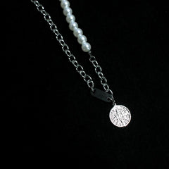 Gargantilla de cadena plateada con colgante de moneda de perla y tendencia juvenil