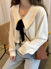 Blusa negra con cuello Peter Pan y lazo