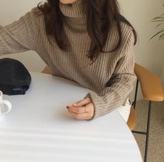 Suéter de cuello alto de tortuga acanalado en rosa, beige y blanco