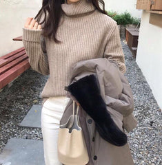 Suéter de cuello alto de tortuga acanalado en rosa, beige y blanco