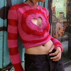 Suéter corto de punto con estampado de rayas y corazones rosas recortados