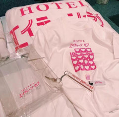 Camiseta blanca holgada con estampado de hotel rosa, estética suave