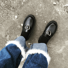 Botas cerradas de cuero negro con plataforma y hebilla de corazón