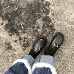 Botas cerradas de cuero negro con plataforma y hebilla de corazón
