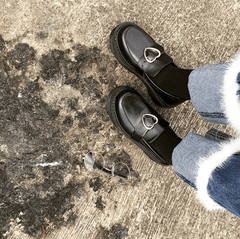 Botas cerradas de cuero negro con plataforma y hebilla de corazón