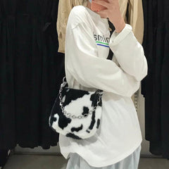 Bolso de hombro con estampado de vaca de peluche y cadena
