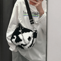 Bolso de hombro con estampado de vaca de peluche y cadena