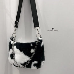 Bolso de hombro con estampado de vaca de peluche y cadena