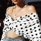 Blusa holgada con lunares, hombros descubiertos y mangas murciélago