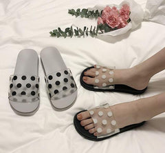 Sandalias planas de goma transparentes con estampado de lunares para verano