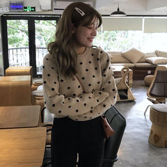 Suéter corto con lunares blancos y negros