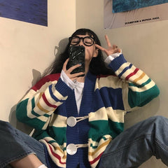 Cárdigan de punto extragrande con rayas arcoíris y botones grandes