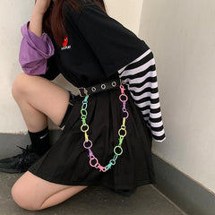 Cinturón con agujeros metálicos grunge y cadena de cintura arcoíris