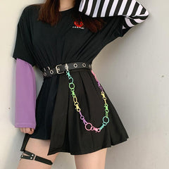 Cinturón con agujeros metálicos grunge y cadena de cintura arcoíris