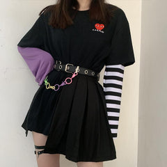 Cinturón con agujeros metálicos grunge y cadena de cintura arcoíris