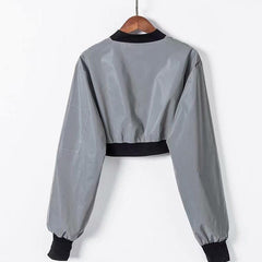 Chaqueta corta gris reflectante con mangas abullonadas
