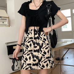 Minifalda con estampado abstracto de animales y estética retro