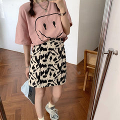 Minifalda con estampado abstracto de animales y estética retro