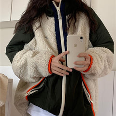 Chaqueta extragrande con capucha de piel sintética rizada con estética retro