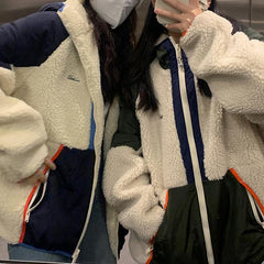 Chaqueta extragrande con capucha de piel sintética rizada con estética retro