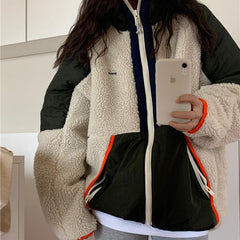 Chaqueta extragrande con capucha de piel sintética rizada con estética retro