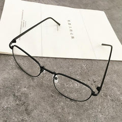 Gafas de montura fina de metal con estética retro