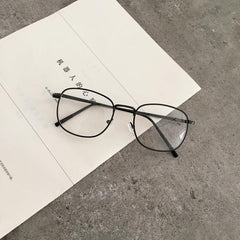 Gafas de montura fina de metal con estética retro