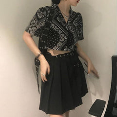 Camisa corta de manga corta con cuello en V y estética retro