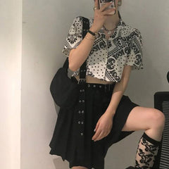 Camisa corta de manga corta con cuello en V y estética retro