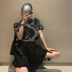 Camisa corta de manga corta con cuello en V y estética retro