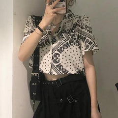 Camisa corta de manga corta con cuello en V y estética retro