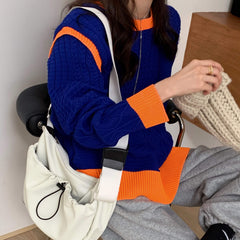 Suéter holgado de punto con detalles en contraste en azul y naranja retro