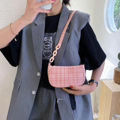 Bolso baguette con cadena acrílica y estampado a cuadros retro