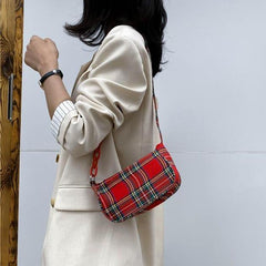 Bolso baguette con cadena acrílica y estampado a cuadros retro