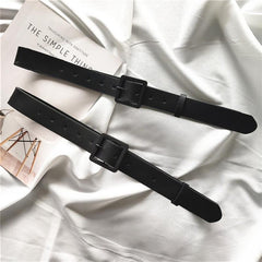 Cinturón ancho de cuero negro con hebilla de plástico cuadrada retro