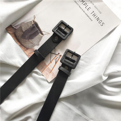 Cinturón ancho de cuero negro con hebilla de plástico cuadrada retro