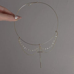 Gargantilla dorada con colgante de cruz de diamantes de imitación