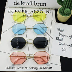 Gafas de sol coloridas con montura metálica y forma de rombo