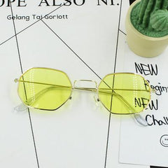 Gafas de sol coloridas con montura metálica y forma de rombo